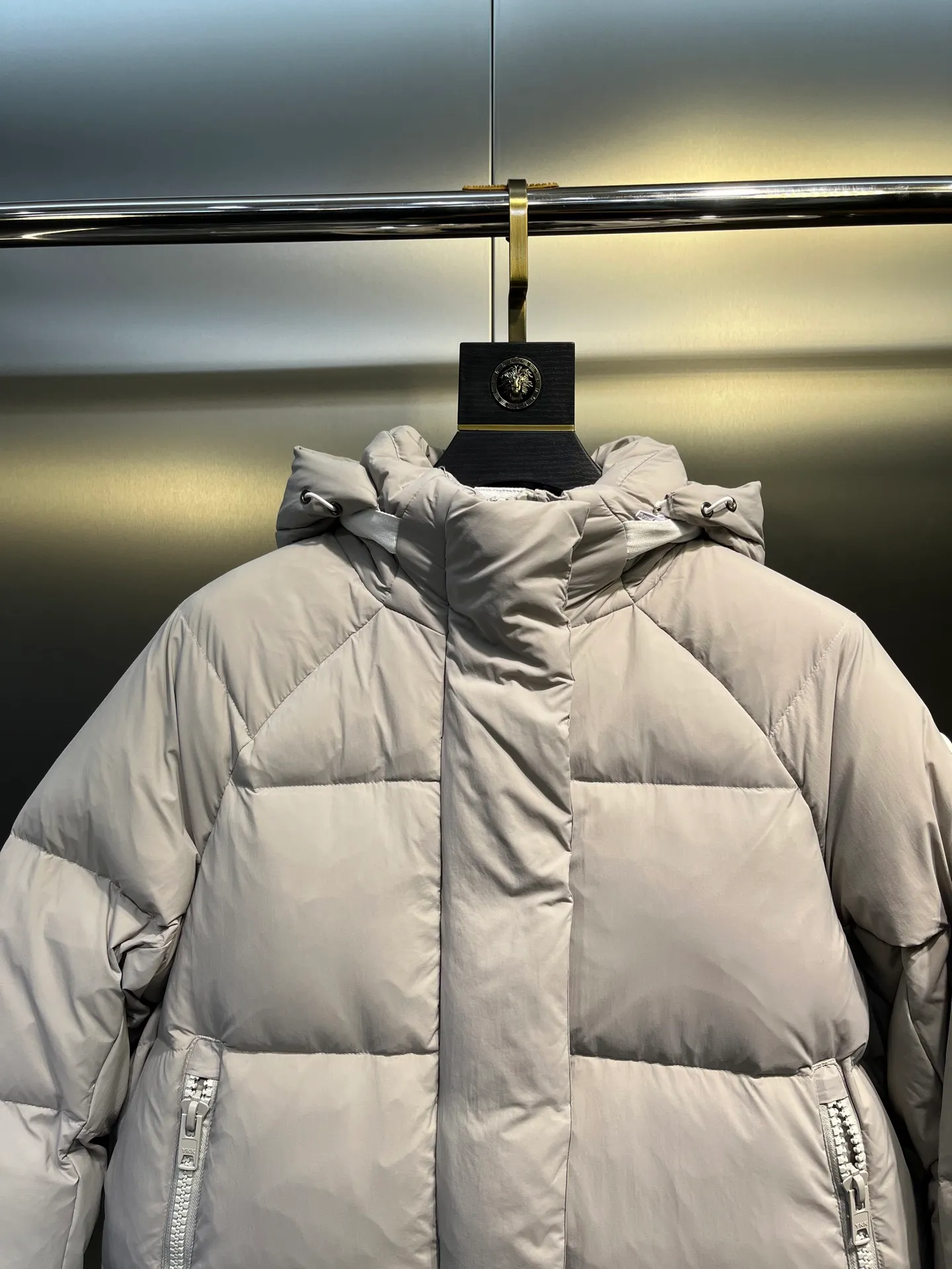 P740 Big Goose Capsule White Label Down Canada Goos* Canada Goose's new limited white label bread jacket, the same style for men and women, filled with 625 fill power white goose down, and the fabric has a satin feel. Suitable for wearing in spring and autumn in various cities, this model has a stand-up collar design, classic and versatile, and has good thermal insulation effect! Fabric + Features: ✅Fabric: 85% polyester, 15% cotton, windproof and waterproof ✅Lining: 100% polyester, windproof and waterproof ✅Filling: 80% pure white duck down, 20% pure white feathers ✅Fillness: 625 ✅Care instructions: Dry cleaning ✅Zipper: Genuine YKK two-way entrance zipper ✅TEI Temperature Feeling Index 1: Lightweight minus 5 degrees to 5 degrees Technology: ✅The fabric is made of CORDURA polyamide fabric, which is a new functional fabric and a leading technological product. The durability is 2 times higher than ordinary nylon fabric. Wear resistance, strong tear resistance, good hand feel and good color. ✅The liner is filled with imported 625 fill power 90 white duck down, the liner is reinforced with anti-runaway velvet liner, and the fly on the front center fly is designed with snap buttons to prevent ventilation and rain. Whether it is hiking, urban walking or polar exploration, this model can help you find the Cana that suits your body, activities and lifestyle. Color: pink, blue, black, white Size: xs-l